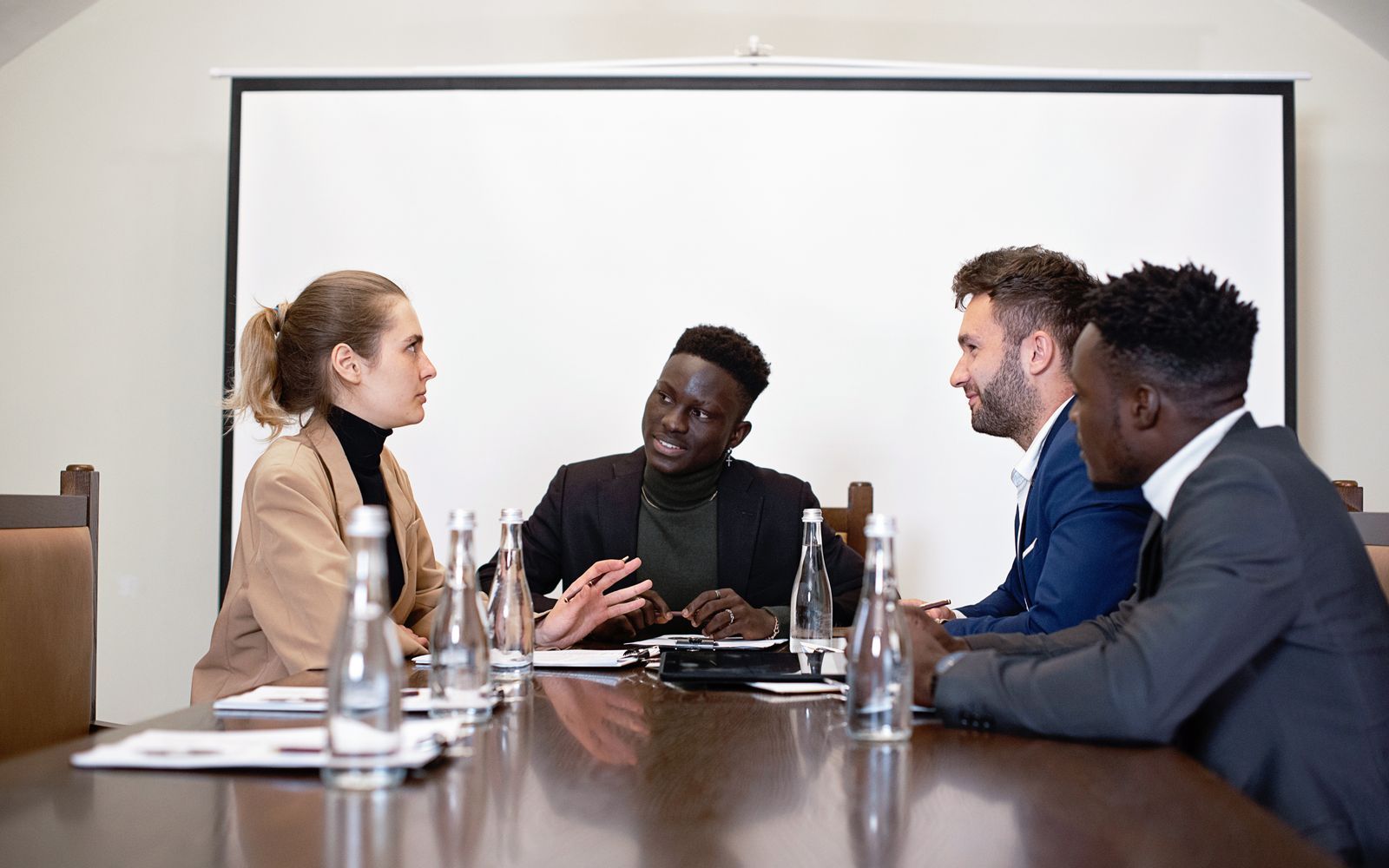 Équipe pluridisciplinaire en réunion de travail autour d'une table