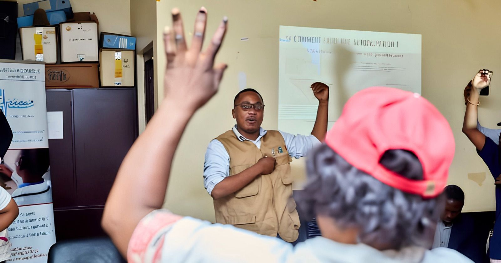 Intervenant SFI animant une session de sensibilisation communautaire