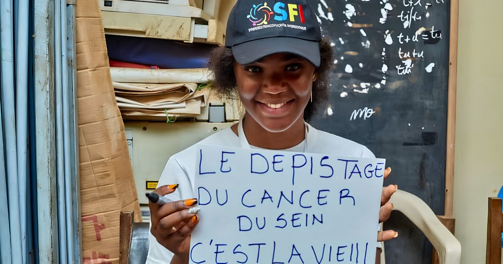 Participante SFI présentant un message de sensibilisation au dépistage du cancer du sein
