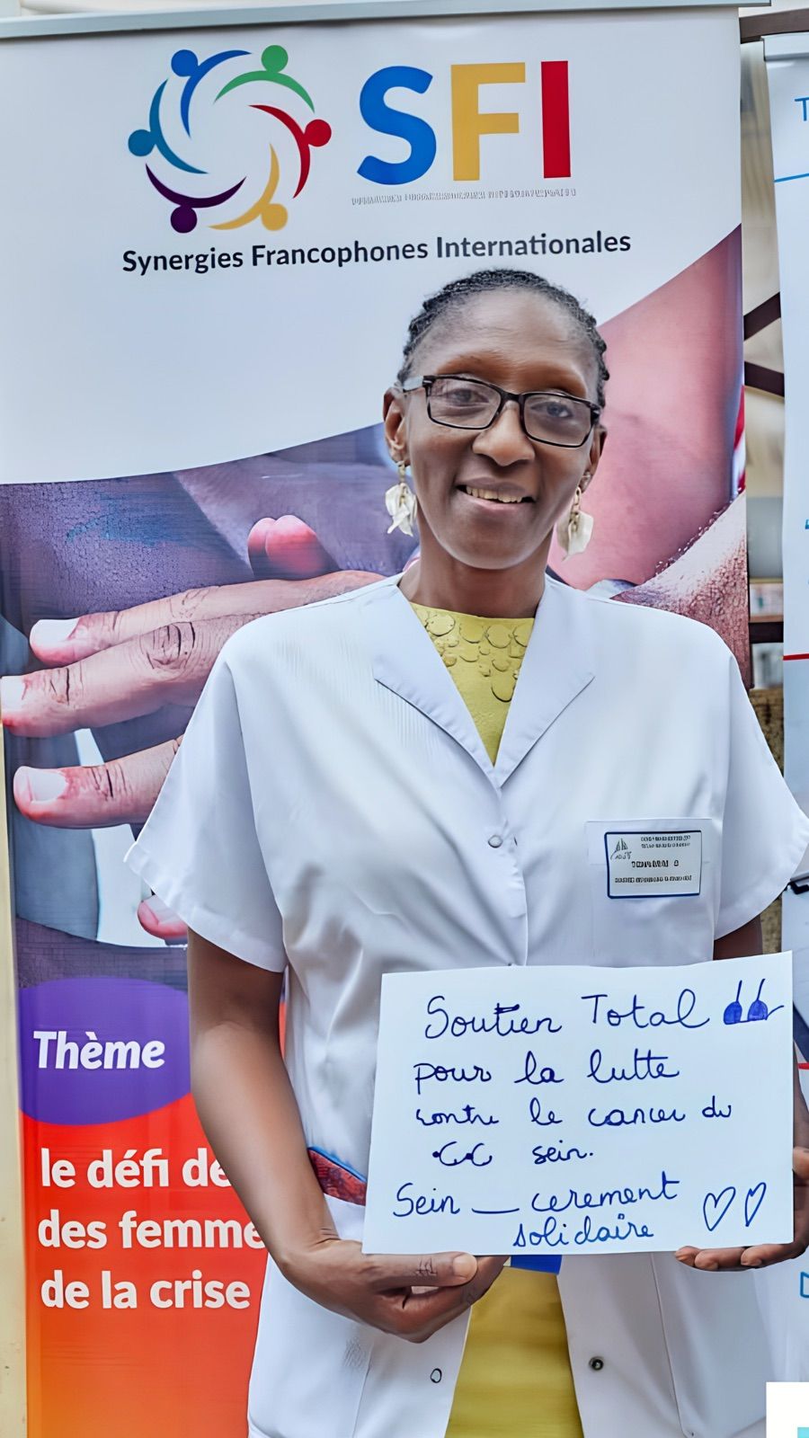 Agente de santé de SFI affichant un message de soutien à la lutte contre le cancer du sein