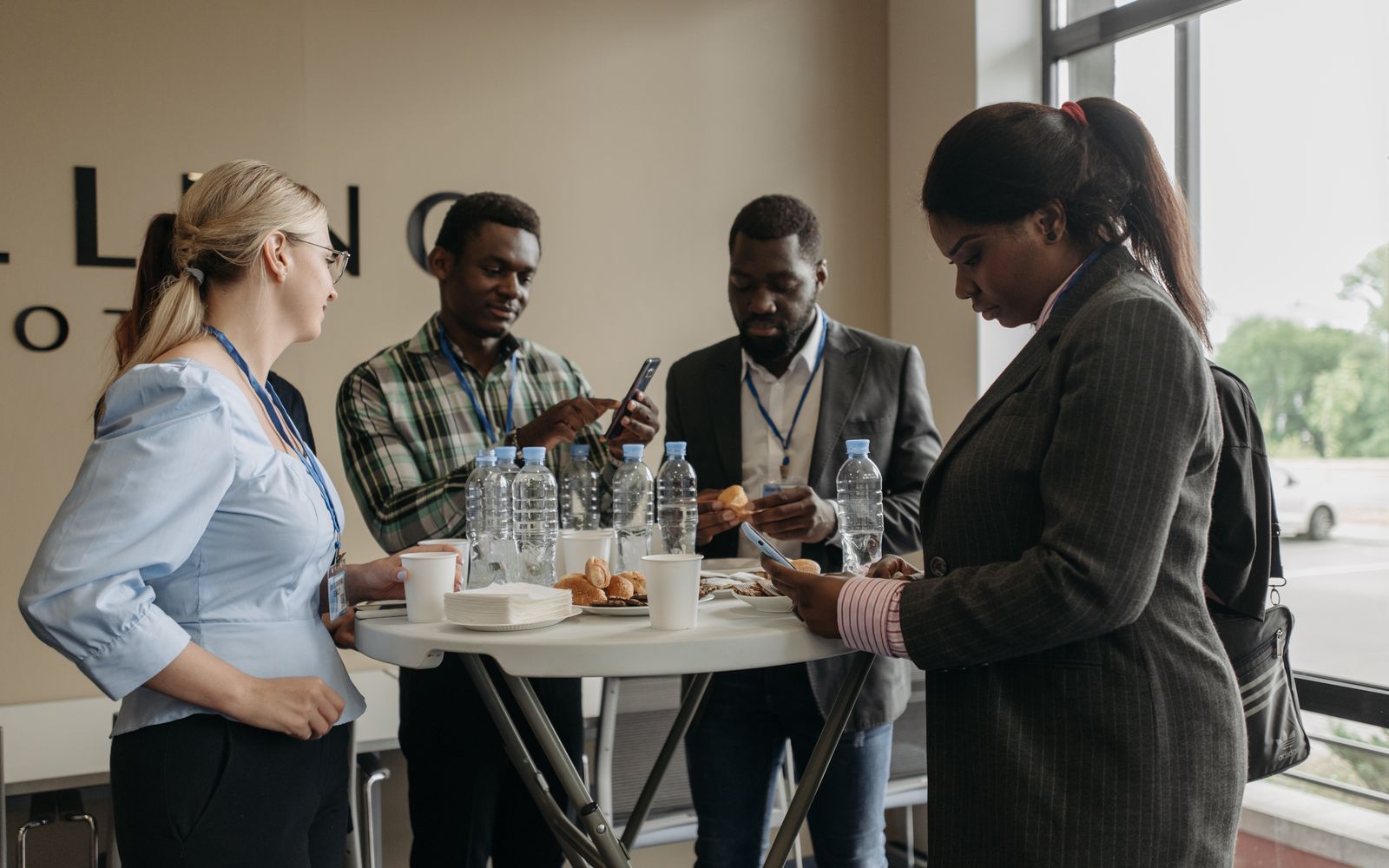 Participants échangeant lors d'une pause networking d'une conférence