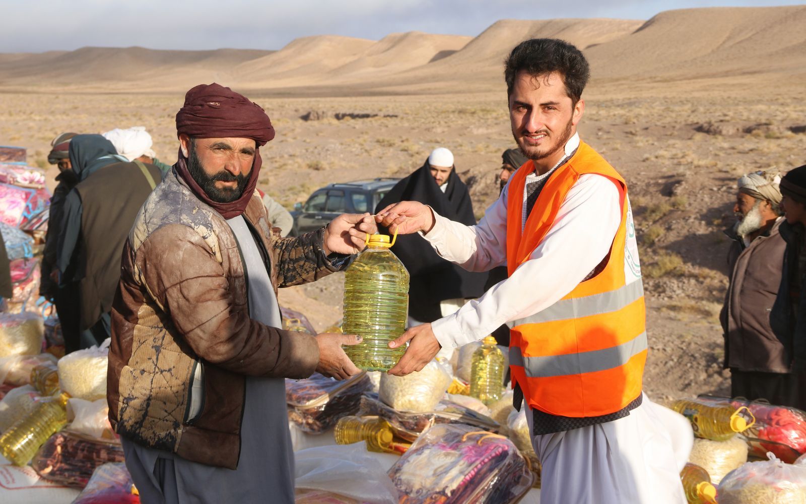 Distribution de vivres et de produits de première nécessité à des populations sinistrées