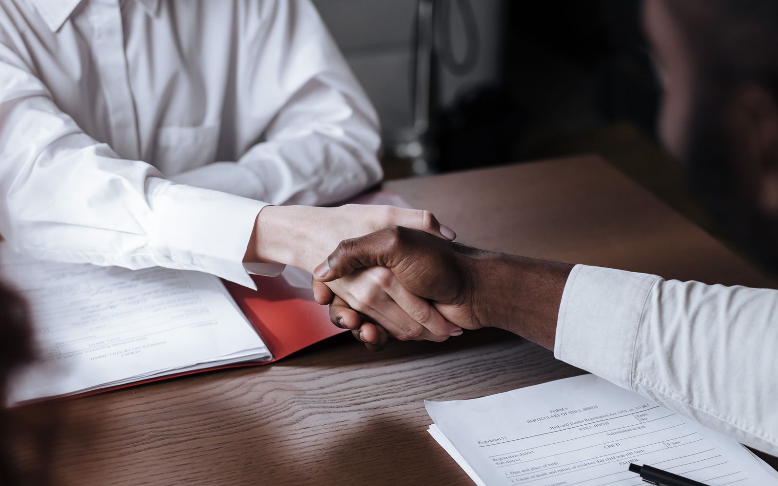 Signature d'un accord de partenariat scellée par une poignée de main