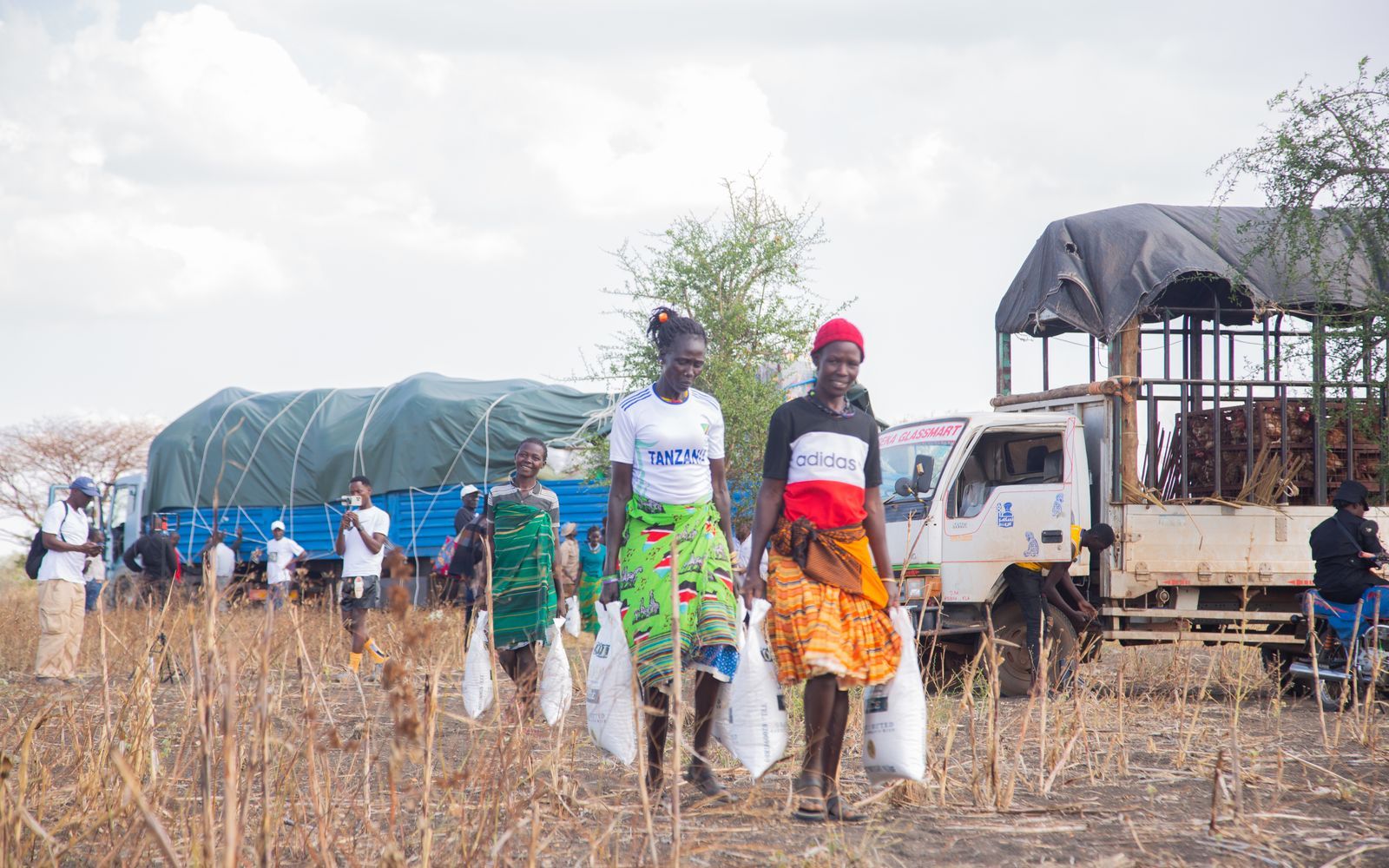 Habitantes d'un village transportant des vivres distribués par une organisation humanitaire