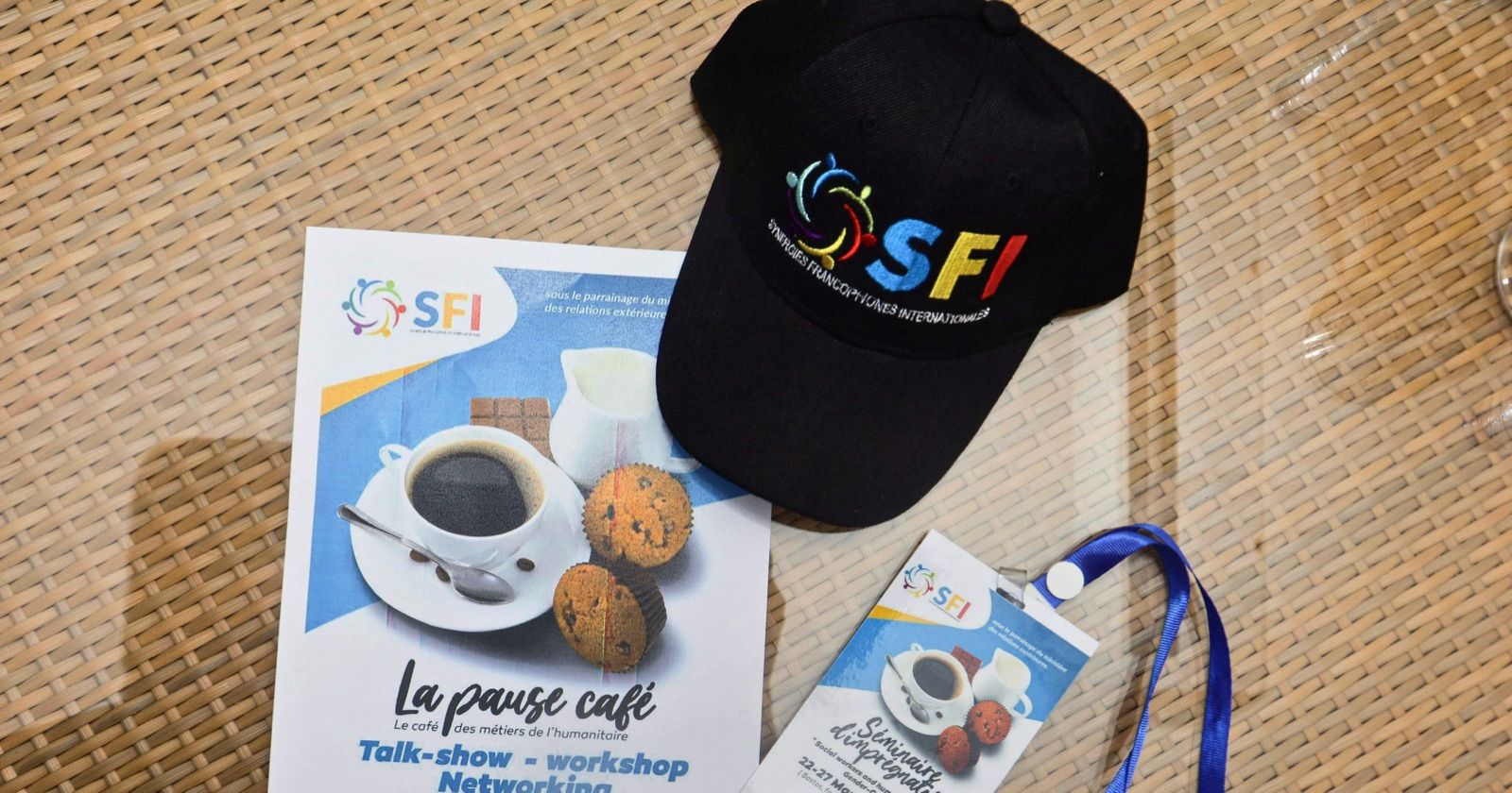 Kit de communication et casquette SFI présentés lors d'un événement networking